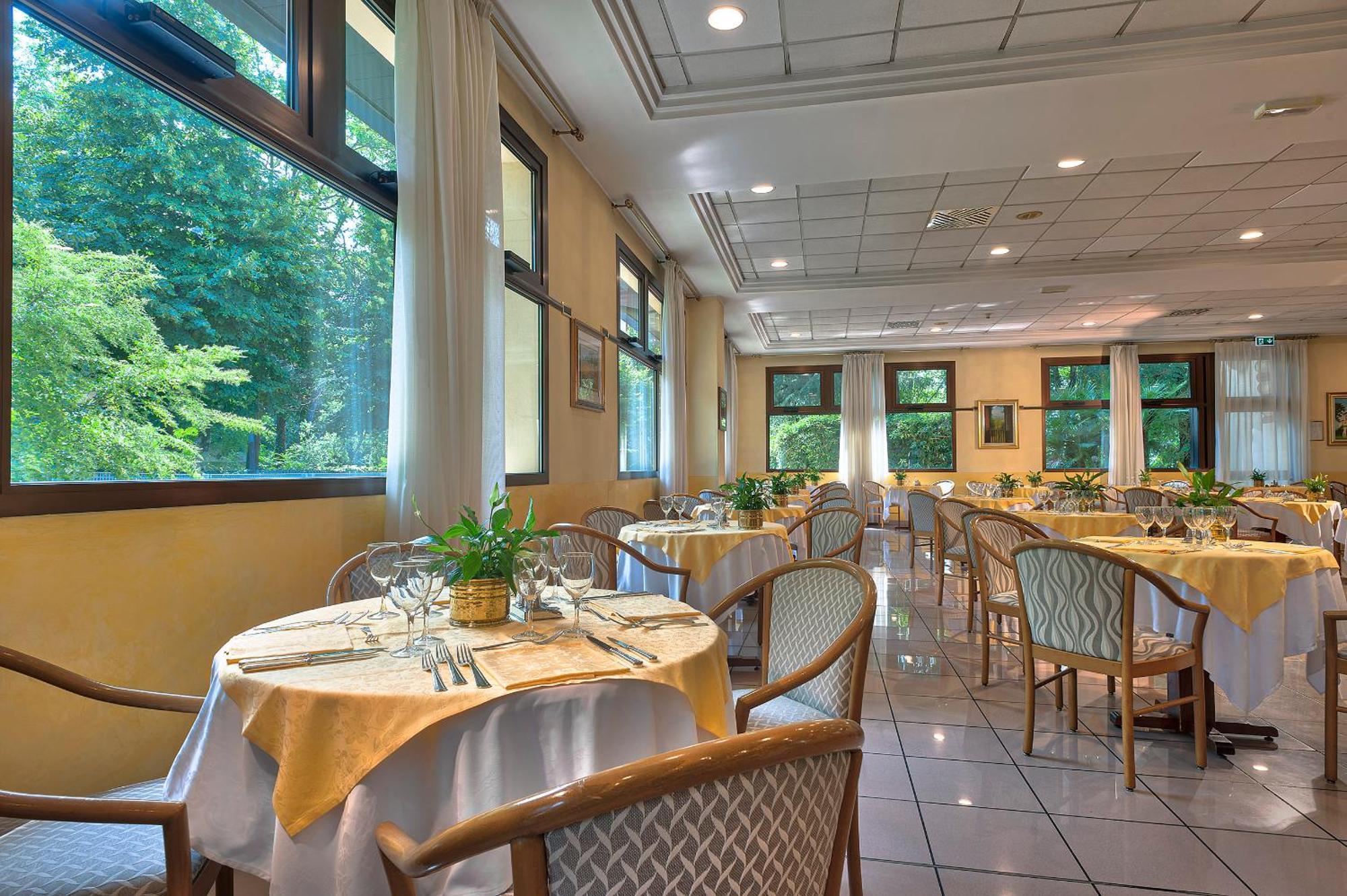 Hotel Petrarca Terme มอนเตกรอตโต แตร์เม ภายนอก รูปภาพ